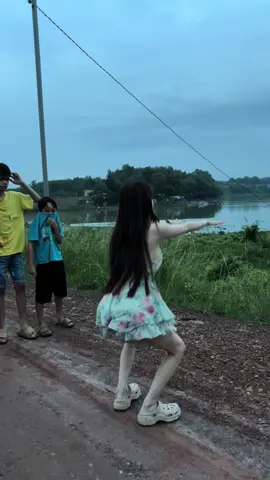 Tập thể dục mà sao các em nhỏ chỉ quá vậy ta #xuhuongtiktok 