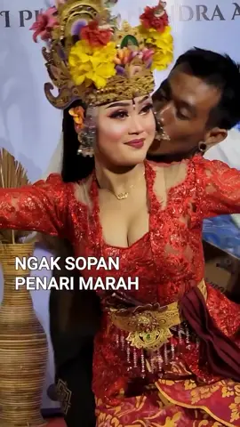 Viral penari joged bumbung tiba tiba dicium dari belakang oleh seorang pria. Sontak raut wajah penari cantik ini langsung berubah. Gimana menurut semeton? .  .  .  ≠========================≠ Follow: @infobalinese.id ≠========================≠ .  Sumber: via jeg.bali_ .  .  🎥:  .  📷:  .  📰:  .  . #infobali #baliindonesia #wisatabali #liburanbali #indonesia #pantaibali #wna #infodenpasar #balilife #bali #infobalinese #gilitrawangan #ubudbali #Kutabali  #infobalinese_id #ubud #canggu #canggubali #infojembrana #jembrana #badung #singaraja  #buleleng #karangasem #gilimanuk  #denpasar  #denpasarhits #liburanbali  #kotadenpasar 