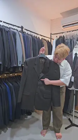 เสื้อสูท3กระดุมเหมาะกับใคร และควรติดกระดุมแบบไหนถึงจะดี มาดูกันค่ะ #เสื้อสูทผู้ชาย 