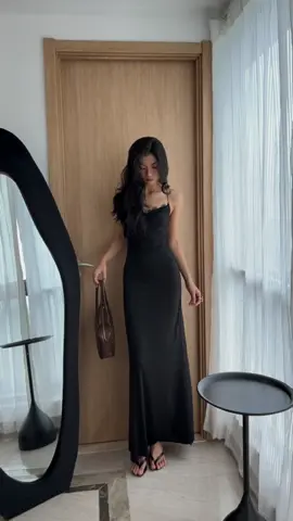 This dress…stole my heart 🤍 #girlsoutfit #OOTD #outfitinspo #dresses #dressup #dressoutfit #TikTokFashion #dress #outfit #maxidress #blackdress 