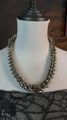 This thick  dragon bone chain perfectly combines power and elegance in every detail.#chicchok #choker #collar #necklace #accessories #dailywear #dealsforyoudays #handmadegifts #halloweenlook #fashiontiktok #TikTokShop #OOTD #chain ##happyhalloween