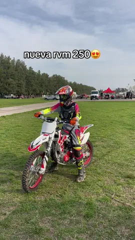 oficialmente me paso a moto 😼💥 proximamente video mostrando bien la moto jajaja rvm cz 250T con kid motocross escape R72 #cross #motocross #rvm #rvmcz250 #cz250 #t #250 #250cc #moto #mecambioamoto #r72 