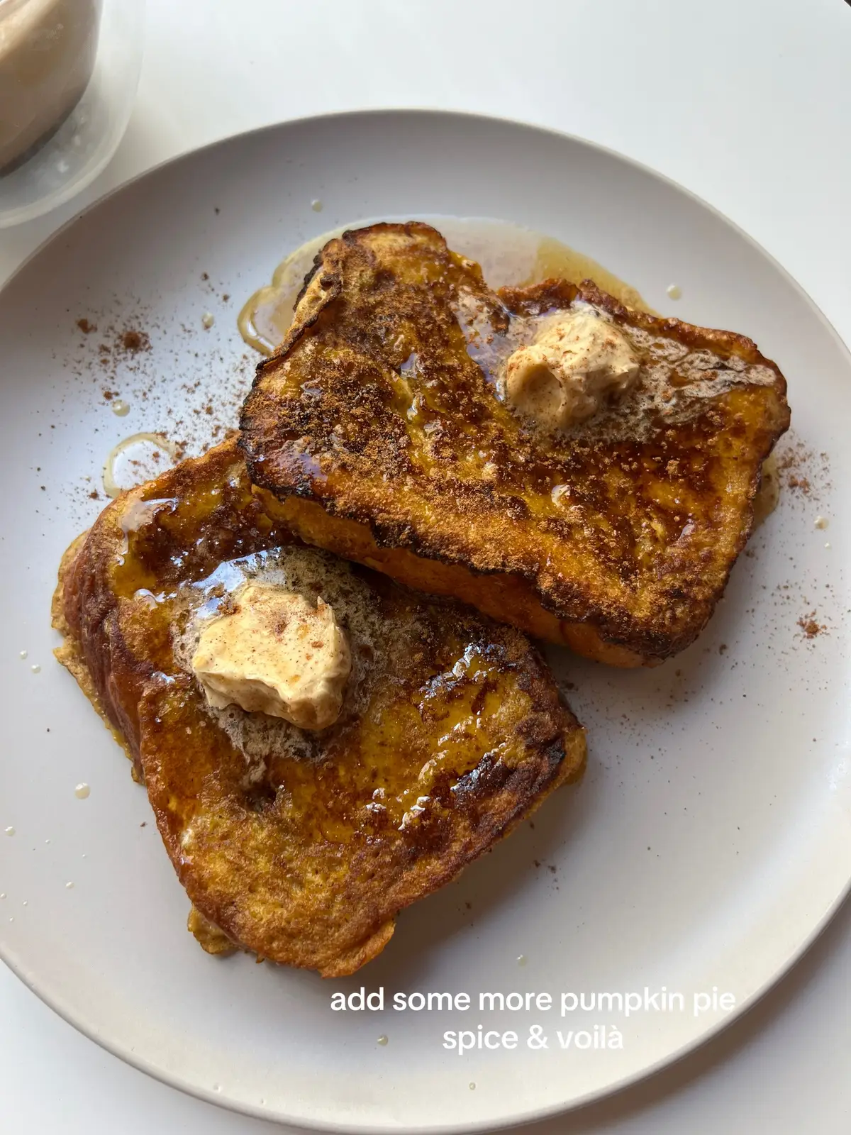 cozy sunday mornings call for pumpie pie french toast 🧡 🤍 #frenchtoast #pumpkin #pumpkinseason #pumpkinspice #fallbaking #pumpkinbrioche #pumpkinrecipes #traderjoes 