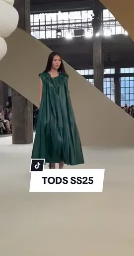 #tods   #Runway #milan #fashiontiktok #milanfashionweek #fashion #TikTokFashion #mfw #fyp #ss25 #fashionshow #fashionweek #fw #milanfw #todsss25 