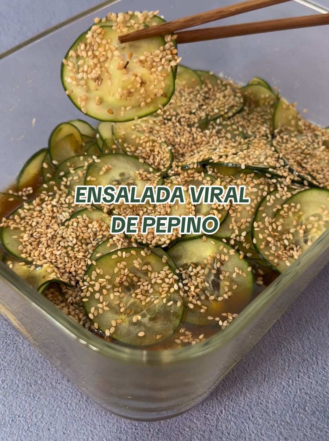 ¡La ensalada de pepino de la que todos están hablando! 😱🥗 Fácil de preparar, saludable y deliciosa, ¡toma nota y prepárala ya!    INGREDIENTES: 1 pepino, cortado en rodajas delgadas  4 cucharadas de Salsa de Soya MAGGI®  4 cucharas de vinagre de arroz  2 cucharadas de aceite de ajonjolí  ¼ cucharadita de ajo, en polvo  1 cucharada de ajonjolí, tostado  Deja tu like si quieres más recetas de ensaladas para tu día a día. ❤️  #ensaladaviral #ensalada #recetas #recetasfaciles #food