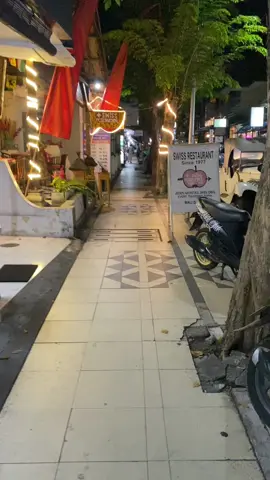 Sengaja gak aku edit ato pakai musik apapun di video. Biar kalian bisa bener2 merasakan ASMR vibes nya jalan bali satu ini. Yg makin malam makin ramai 🥰 #balikeren #legian #kuta
