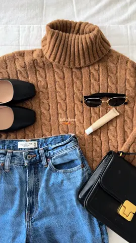 it’s officially the first day of fall🍁 #fallaesthetic #fallvibes #falloutfits #newengland 