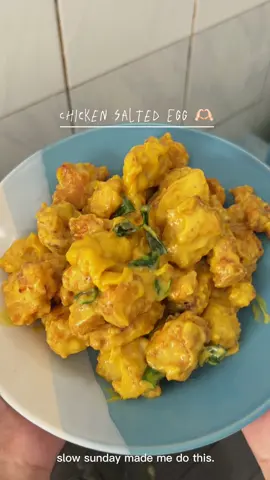 Masakan andalan kalau lagi libur di rumah aja 👩🏻‍🍳👀 Menu simple dan sat settt~~ 🐣 Chicken Salted Egg 🐣 Bahan : Ayam (kondisi di sini udab digoreng tepung🤭) Margarin/mentega Daun Jeruk Susu full cream (optional) atau bisa diganti air biasa Bumbu : Bumbu Instan Telur Asin merk Royco Bawang Putih Cabe (harusnya tapi lupa) 🤣 Ayookk cobain recook! Rasanya gak kalah sm s*cbowl sih 😋🤭🤭 #fyp #chickensaltedegg #ayamtelurasin #masakapaharini #masaksimple 