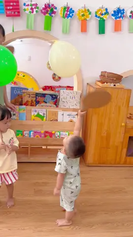 Giờ học phát triển thể chất dành cho các em bé 12-36 tháng. Tên vận động: Bật nhảy và đập bóng #jasmine_bilingual_preschool #mầm_non_tốt_khu_mỹ_đình #ReggioEmilia #BuddingBean_English #TinyBean_English #xuhuong #lớp_nhà_trẻ_12_36_tháng 
