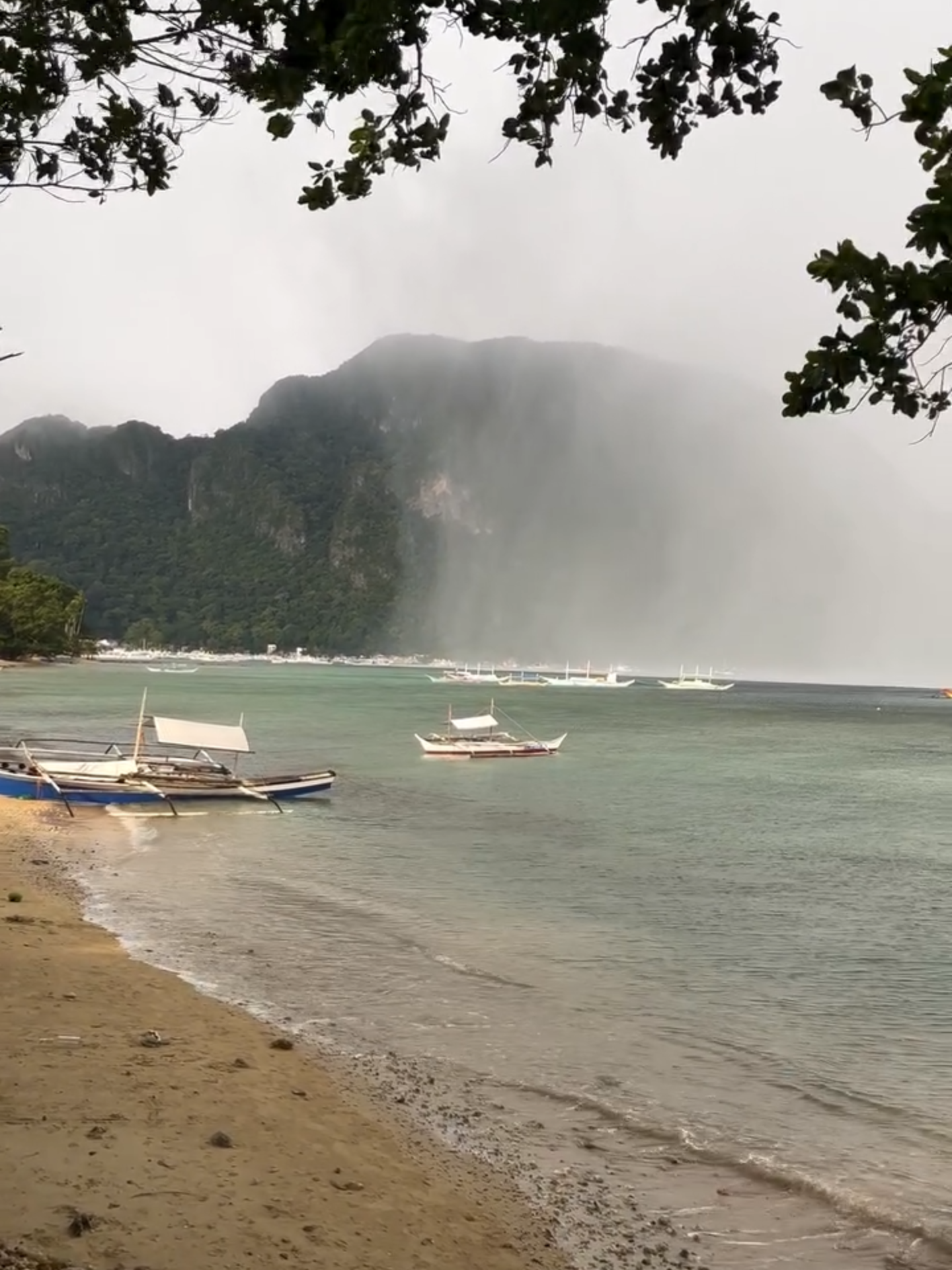 A family vacation in El Nido, Palawan was interrupted when a meteorological phenomenon occurred on the island. Ginio Marmeto's family was casually enjoying the view of the island when it was suddenly covered by a big cloud. COURTESY: Ginio Marmeto #GMAIntegratedNews #BreakingNewsPH