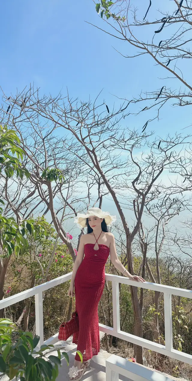 Ngay ngọn Hải Đăng, đứng vào là có hình xinh thoi ạ 😘 Vì đi vào tháng 2 nên khong biết hàng cây này còn xinh thế hong nữa. Vì lần trước đó mình đi không có tươi xanh như vậyy #vungtau #bien #xuhuongtiktok 