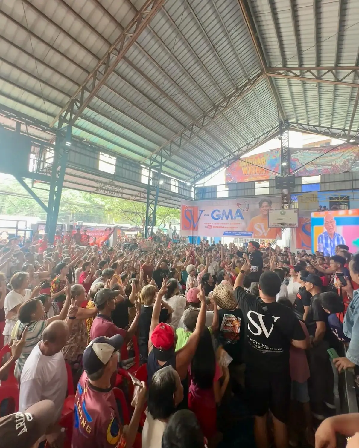 Bagong mukha ng Manila! Sam Verzosa!  Namigay ng special sinandomeng rice, spam, tshirt, jacket at financial assistance si Mayor SV sa 7000+ na kababayan niya sa Tondo!  #fyp #samverzsosa #sv 