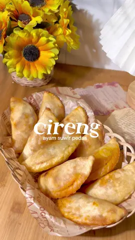 Cireng ayam suwir pedas 🌶️🔥🔥 Siapa yang bisa nolak gurihnya cireng dan pedasnya ayam suwir? Yuk cobain resep simple ini! 🤤🌶️ Cireng Ayam Suwir Pedas yang bikin nagih! 🔥 Siap-siap buat mulut kepedesan tapi nggak bisa berhenti ngemil! 😋 Bahan kulit cireng : 200gr tepung terigu 200gr tepung tapioka Garam Lada bubuk Kaldu ayam Penyedap rasa ____________ 350ml Air panas (wajib panas) 3 siung bawang putih halus Follow Instagram @seftyanurfarida dan temukan berbagai ide menu lezat untuk setiap hari. Siap-siap lapar! 😍✨ #cirengayamsuwirpedas #cireng #jajananenak #jajananviral #idecemilan #cemilankekinian #cirengayam