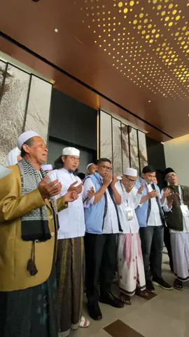 Doa Bersama sebelum pengambilan Nomor Urut Pasangan Calon Gubernur dan Wakil Gubernur Banten Andra Soni - Dimyati. Banten Maju Tidak Korupsi, Andra soni Dimyati Menang Menang Menang #doabersama #andrasoni #dimyatinatakusumah #gubernur #banten #nomor #calongubernur #pilkada2024 #bantenmaju #ulama #kiyai 