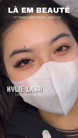KYLIE LASH | Mi đậm, đen nhưng không cộm, nặng mắt chút nào, nếu không thích hoặc chán mi volume mọi người nên thử mi này cũng siêu tây 👉🏻 #noimitunhiencantho #noimitunhien #noimilongtho #noimilongthat #noimiulzzang #noimiembe #eyelash #mimatuot #milongtho #noimithietke #waxing #waxinglongmay #browlamination