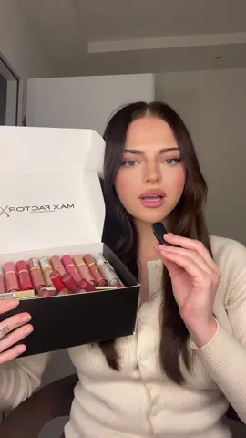 Dajcie znać, które usta Waszym zdaniem wyglądają najlepiej? #REKLAMA W filmie użyłam: 1. Max Factor 2000 Calorie Lip Glaze 085 i Max Factor Colour Elixir Lip Liner 035 2. Max Factor Colour Elixir Soft Matte 030 i Max Factor Colour Elixir Lip Liner 055 3. Max Factor 2000 Calorie Lip Glaze 110 i Max Factor Colour Elixir Lip Liner 055 4. Max Factor 2000 Calorie Lip Glaze 150 i Max Factor Colour Elixir Lip Liner 005 W drogeriach Hebe znajdziecie nowe odcienie Lip Glaze - Fire Sparks, Favourite Song i First Sip #lipcombo #MaxFactor #BeautyTok #maxfactorlips #creativelips