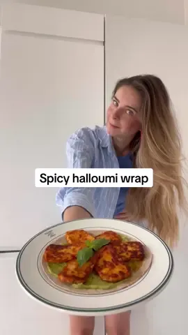 What's for lunch today? Spicy halloumi wrap 🤍 Ingredients: 🫶🏻100g halloumi cheese 🫶🏻3 tbsp honey 🫶🏻3 tbsp harissa (or spicy sauce)  🫶🏻one whole wheat wrap 🫶🏻guacamole (avocado, lime, coriander, red onion)  Steps: 1. Spread the guacamole on the wrap.  2. Prep your slices of halloumi. I like to toast the halloumi alone on a pan for 3’ before adding the harissa and honey but you can also mix them all in a bowl before adding them in a pan a fry them for 6’ on each side on medium heat. 3. Top with herbs of your choice, fold the wrap and now you know #whatsfordinner #easydinnerideas #healthyrecipes #EasyRecipe 