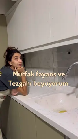 Fayans ve tazgahı Aqua Reno Mutfak ile boyadım, dolapların ardından tezgah ve fayansta boyanınca tam hayallerimizdeki gibi bir mutfak oldu😍 Katlar arası 30 dk bekledim. Aqua Reno Mutfak evsel temizleyiciler ve darbeye dayanımlı üstelik üstün su ve nem dayanımı var. Mutfağımız 30 yıllık Filli Boya güvencesine emanet. @filliboya #Kendinegöreyap #AquaRenoBanyoFilliBoyadan #aquarenomutfak #DIY #kendinyap #mutfakboyama 