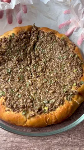 بمناسبة #اليوم_الوطني_السعودي_94 , رجعتلكم بوصفة العيش باللحم على الطريقة الحجازية، نكهة من الزمن الجميل تجمعنا على سفرة وحدة بطعم ما  يتنسى 🇸🇦🤍 مقادير العجينة: ٢ كوب دقيق ١ م ك خميرة فورية ٢ م ك حليب بودرة ١ م ك بيكنج باودر ٢ م ك سكر ١ م ص ملح ١/٤ كوب زيت طبخ ١ كوب موية مكوّنات الخلطة: زيت طبخ بصل أبيض ثوم مطحون لحم مفروم كمون كزبرة ناشفة فلفل أسود ملح طحينة عصير ليمون شوية موية كراث #السعودية #اليوم_الوطني #عيش_باللحم #تراث #fyp #اكسبلور #المملكة_العربية_السعودية #saudiarabia #foryoupagee  #اكلات_حجازيه 