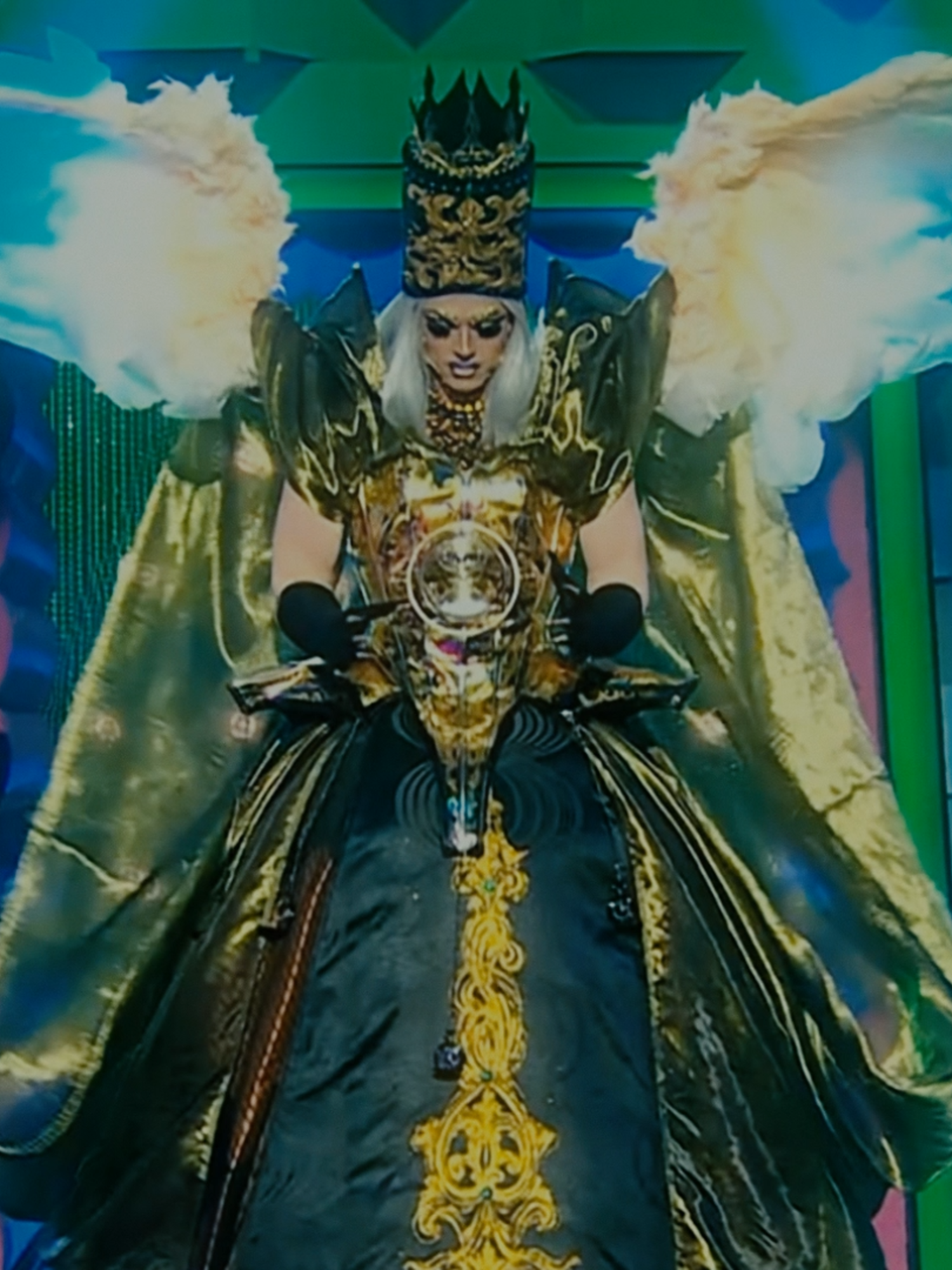 the way he's making herstory as the first-ever pit crew member to compete on drag race ever #dragrace #dragraceespaña #dragqueen #drag#dragracees #miguiyeillow