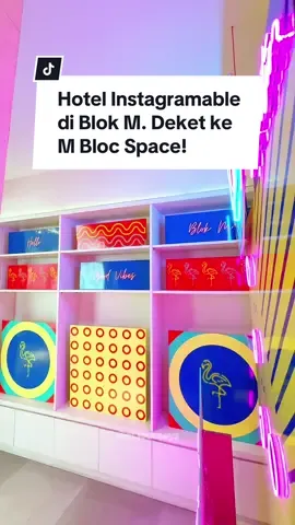 Stay dihotel ini bikin memory HP full 🫣 Liat aja tiap sudutnya instagramable bikin pengen foto-foto terus🤩. Udah gitu kamarnya comfy bgt, fasilitas cukup lengkap, TV udah ada Netflix juga dan lokasinya strategis.  Dan serunya banyak tempat makan enak disekitar sini. Pokoknya buat kamu yang mau explore spot foto kece di M Bloc Space recommend bgt stay di @Liberta Hub Blok M  - Halte Busway Blok M (65m) - Blok M Square (267m) - Stasiun MRT Blok M BCA (485m) - M Bloc Space (1.1km) 📍Jl. Sultan Hasanudin No.58, RT.2/RW.1, Melawai, Kec. Kebayoran Baru, Kota Jakarta Selatan. #hoteljakarta #hotelblokm #hoteljaksel #blokmjakarta #libertahubblokm 