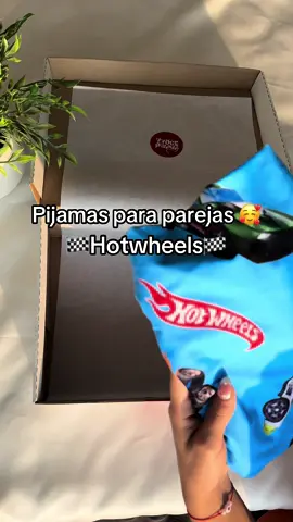🏁Etiqueta a tu amorcito 🏁❤️😍 #pijamasparaparejas #hotwheels #paratii #obsequios #viraltiktok #paratiiiiiiiiiiiiiiiiiiiiiiiiiiiiiii #loveyou #foryou #noviosgoals #carritoshotwheels #diadelnovio #diadelnovio #floresamarillas #tik_tok #hellotiktok #parejas #peru  
