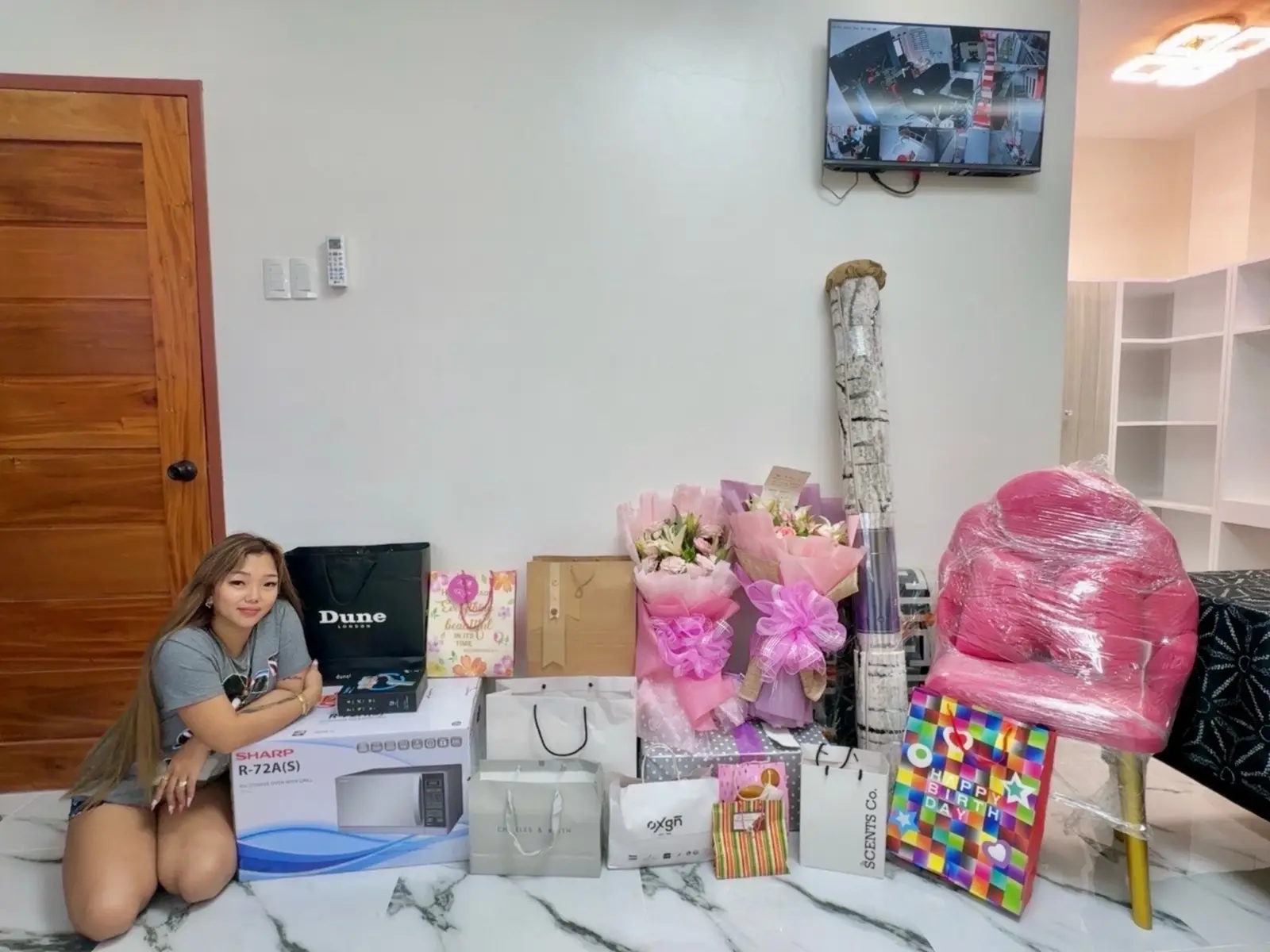 THANK YOU SO MUCH FOR ALL OF YOUR GIFTS, MONETARY GIFTS, FLOWERS AND CAKES🥹♥️  Karun pa jud tawon naka lugar ug open kay hasta ka busy. SALAMAT KAAYO SA INYO PO, GRABE MURA KO'G BAG DEBUT 😅 VIDEO WILL UPLOAD LATER 😊