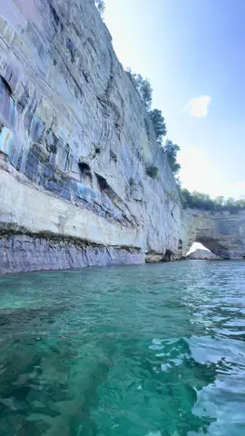 Grand Portal 😎#picturedrocksnationallakeshore #paddlepicturedrocks #picturedrockskayaking #kayaktour #munisingmichigan #rocks #lakesuperior #