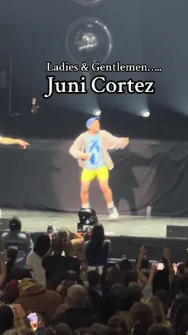 I mean it wasn’t “Isle of Dreams”…..but @darylsabara definitely brought the moves.  #meghantrainor #darylsabara #concert #show #dance #funny #millenial #spykids #timelesstour #dancing #xfinitycenter #massachusetts #fyp #fypppppppppppppppppppppppp #viralvideotiktok #viralvideo 