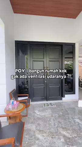 plus minus bangun rumah high ceiling itu di perawatannya. karena tinggi jadi kalo mau bersih bersih minimal harus manjat kursi dulu😂 sejujurnya utk lubang angin / ventilasi ini aja kalo gak rajin dibersihin juga malah bikin berdebu dan kotor. ini cuma beberapa aja udh bikin effort ketika bersihin. gimana kalo lubang anginnya lebih byk coba🫠 #rumahtanpaventilasi #rumahtanpalubangangin 