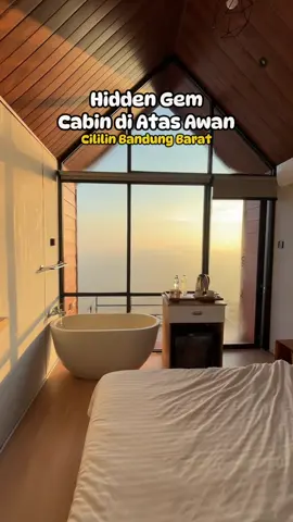 Staycation di cabin yg suasananya berasa lagi di atas awan. #JelajahDiskon #rumahgantole #hotelbandung #bandunghits #wisatabandung #infobandung #bandung #TTPetualangPro 
