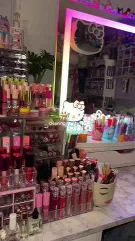 needed to clean my vanity bc i’m filming tiktoks and taking product pics in the morning but it wasn’t as messy as u usually see it bc i put some stuff away yesterday LMAO 😇 PLS when i say “mini” i mean it’s not as long as my usual cleaning my vanity videos ok omg last time i said this people were like HUH? 😭 #cleaningmyvanity #CleanTok #asmr #asmrsounds #cleaningtiktok #cleaning #asmrcleaning #organizingtiktok #asmrmakeup #makeupcollection #vanitytour #RoomTour #cleaningmyroom #cleaningmotivation 