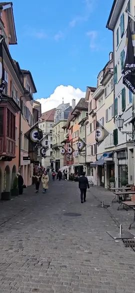 🇨🇭 Augustinergasse is a historic street in Zurich's Old Town, known for its colorful bay windows and medieval buildings.  Today a pedestrian zone with boutiques and cafés, it retains its old charm 📸🍂 #züri #zürich #myswitzerland #zurich #switzerland #zurich_switzerland #street #citylife #zurichcity #travel #viraltiktok #forupage #autumn #oldtown #beautifuldestinations #suisse #svizzera #zurigo 
