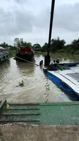 Xe cuốc kiên giang giải cứu ghe lúa chìm  @Nhat Long @thanh xuyen