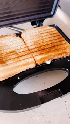 Sabe aquele momento em que bate a fome, mas o tempo tá curto? Com ​​a Sanduicheira Black Agratto da Renova Eletro, dá pra fazer um lanche delicioso em segundos! 🖤✨. Ela pode ser a sua melhor amiga na correria do dia a dia. E o melhor? Fica crocante e douradinho, sem esforço!  Garanta essa facilidade e tenha mais tempo para curtir os melhores momentos 😋🍞  #ParceirasNoLanche #RotinaSemComplicação #Praticidade #LancheRápido #RenovaEletro