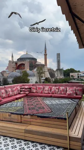 İstanbul’da pek bilinmeyen çok güzel bir teras .Üstelik buraya çıkmak ücretsiz ve üst katında bol bol martıları besleyerek fotoğraf çekebilirsiniz . 🤍 Benim çok çok sevdiğim ve sürekli gittiğim bir yer :)  Sizde kaydedin mutlaka gidersiniz :) Adres :Cankurtaran, Tevkifhane Sk. No:8 Kat:3, 34122 Fatih/İstanbul #öneri #istanbuldakeşfedilmemişyerler #istanbulgezilecekyerler 
