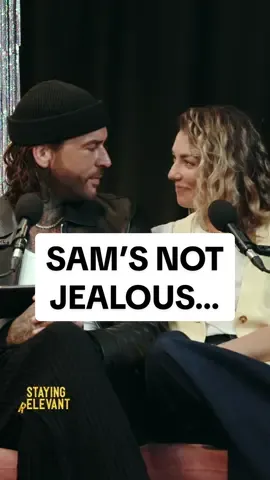 Sam’s jealousy is 100% under control 😒🪩 #stayingrelevant #podcast #samandpete @Samthompsonuk 