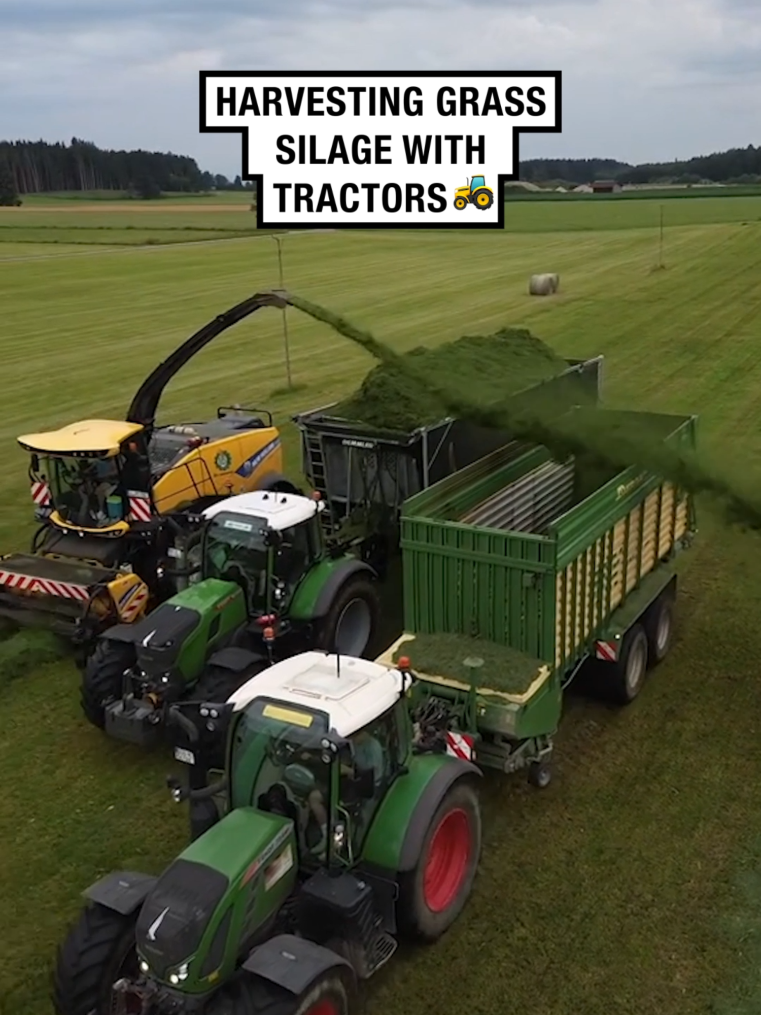 This is definitely a lot harder than it looks! 😮🚜 🎥 @agrar_oberbayern_  #UNILAD #farm #farming #tractor #silage #harvest #harvesting #process #satisfying #machinery