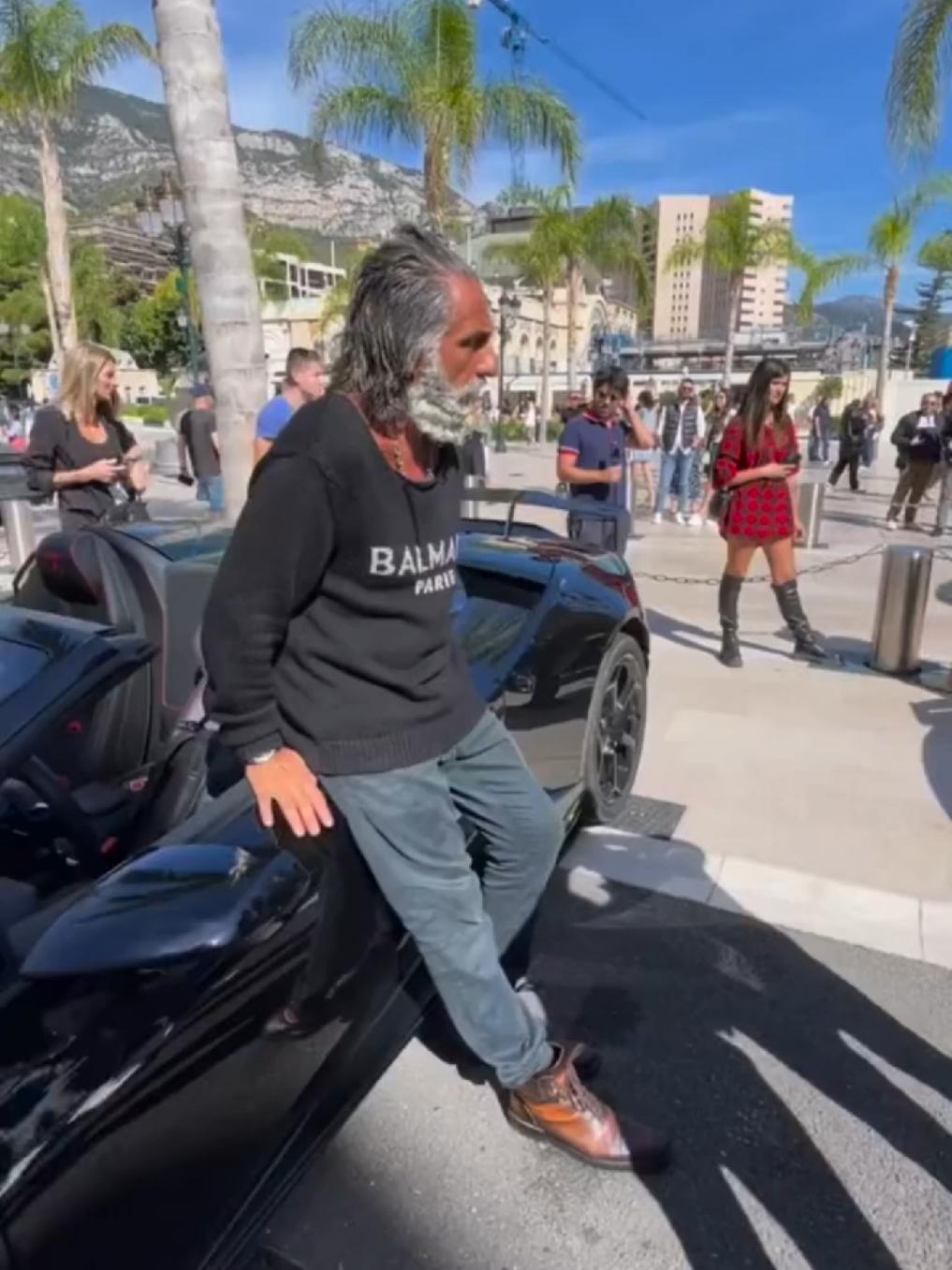 Este tio se llama Ilian Tobiana y es el millonario que va de pobre. Va vestido como un vagabundo pero va en coches superdeportivos carísimos. #ilian #poor #pobre #rico #ropa #lujo #dinero #lamborghini #monaco #coches #superdeportivos #historias 