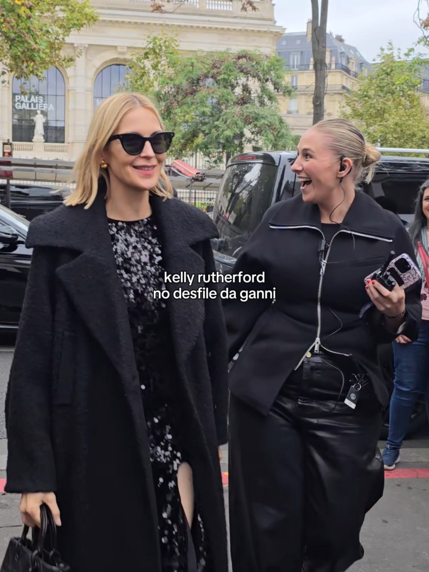 a maioral!!! kelly rutherford chegando no desfile da #ganni #TikTokFashion #kellyrutherford #pfw