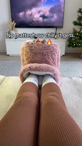 ☕️ Keep Your Feet Warm with the USB Heated Slipper 🧦 This USB foot warmer in slipper form is perfect for keeping the heat in during the cold autumn and winter months. 🍁 Its soft plush fabric offers a super cozy experience to fight off the cold efficiently. 🤎🧦🪵🔥🍂