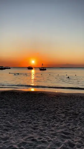 Trou aux Biches nous a offert un magnifique sunset ce soir…🌅 #fyp #pourtoi #mauritius #view #sunset #sunsetlover #trouauxbiches 