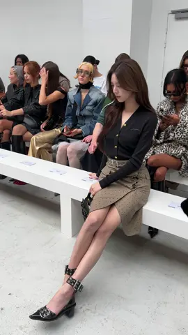 Yuna de ITZY au défilé Ganni à Paris. #yuna #itzy #yunaitzy #ganni #parisfashionweek 