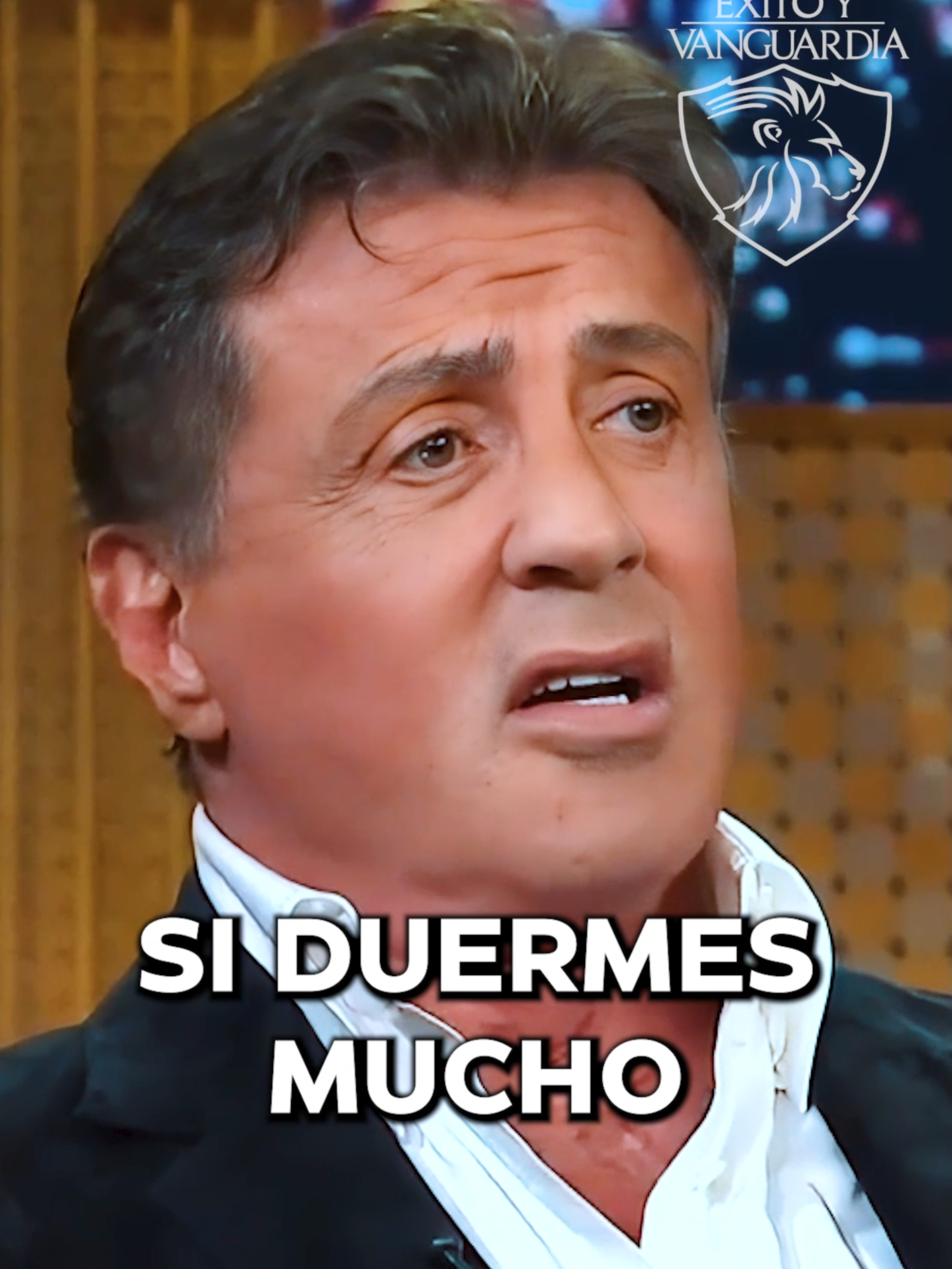 Que no te importe lo que digan: Por que ellos tienen éxito y tu no? #motivacion #rocky #inspiracion #desarrollopersonal #sylvesterstallone #exitoyvanguardia @exitovanguardia  Escucha con atención: Si duermes mucho, te ven como perezoso; si estás delgado, piensan que estás enfermo.  Si te vistes bien, creen que presumes, pero si vistes de manera sencilla, suponen que eres pobre. Si eres serio, dicen que no tienes sentido del humor, y si te muestras alegre y sonriente, te tachan de inmaduro. Si expresas tus opiniones, te llaman irrespetuoso, y si no lo haces, te ven como cobarde. Si eres honesto, te consideran ingenuo, Si no tienes ideas sólidas, es porque eres superficial. Si te arriesgaste y fracasaste, ya te lo advirtieron y si tienes éxito, te llaman arrogante.  La única verdad es que, hagas lo que hagas en la vida, te criticarán. Por eso, lo más inteligente es hacer lo que te hace feliz. Ignora las opiniones ajenas y trabaja día a día para construir la vida que sueñas. Si alguien te juzga, es porque su vida no es tan interesante como la tuya.  No más excusas, video completo en el canal.