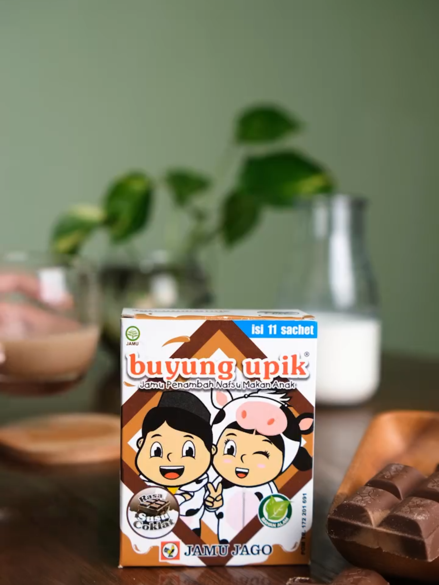 Rahasia kelezatan terletak pada perpaduan manis coklat dan susu yang segar dalam varian rasa Jamu Buyung Upik! Menggugah selera dan menyegarkan, si kecil pasti suka dan gak gampang bosen! 🍫🥛 Jangan lewatkan kesempatan untuk mendapatkan Jamu Buyung Upik di toko jamu terdekat atau melalui marketplace favorit Bunda. Segera berikan Jamu Buyung Upik kepada si kecil dan lihat perubahan positif pada kesehatan dan nafsu makannya! ✨ - #jamubuyungupik #jamuanak #buyungupik #jamujago #jamugendong