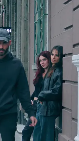 Dos chicas modelos me Miran 😍cuando camino como un Macho Alfa #machoalfa #modelando #slowmotion #sarcasmo 