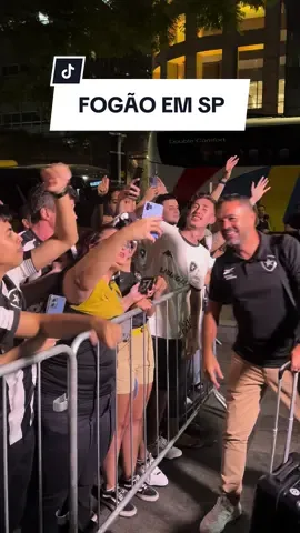 Delegação do Botafogo desembarca em São Paulo para o jogo da Conmebol Libertadores da América e é reepcionado pela torcida. O técnico Artur Jorge puxou as interações e posou para fotos.  #Foto #Botafogo #Futebol #Libertadores #Aeroporto #Hotel #Torcida 