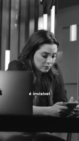 O que seria de um espetáculo sem o trabalho invisível dos bastidores? Cada aplauso conquistado é o resultado direto do suor derramado longe dos holofotes. É atrás das cortinas que as ideias nascem, os planos são traçados e as histórias ganham vida. Por trás de múltiplos dígitos de faturamento e negócios bem-sucedidos no digital, está o esforço coordenado de uma série de pessoas que não aparecem, mas que, sem elas, nada do que se desenrola aos olhos do público seria possível. Você também pode ser uma dessas pessoas, construindo o sucesso por trás das cortinas. As vagas para a Formação Bastidores do Digital estão abertas – mas por pouco tempo! Essa é a sua chance de transformar seu trabalho nos bastidores em um negócio lucrativo e bem estruturado. Corra e garanta sua vaga agora – o link está na bio! Te vejo na Formação 💛 #priscilazillo #midiassociais #marketingdigital #bastidores #formaçãobastidoresdodigital #processos #bastidores #bastidor 