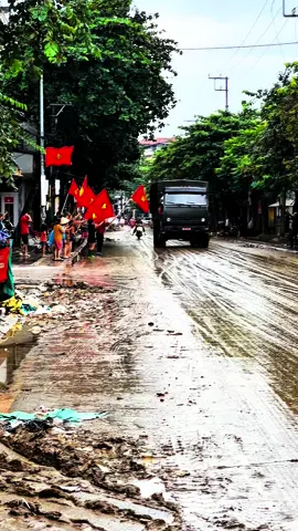 Cám ơn các chú bộ đội, vì nước quên thân, vì dân phục vụ. Luôn bên dân những lúc khó khăn gian khổ. NHÂN DÂN YÊN BÁI MÃI BIẾT ƠN ❤️ #xuhuongtiktok #xuhướng #thinhhanh #trendingvideo #vairal #bodoi #bodoicuho #bodoibienphong #baolu #baoyagi 