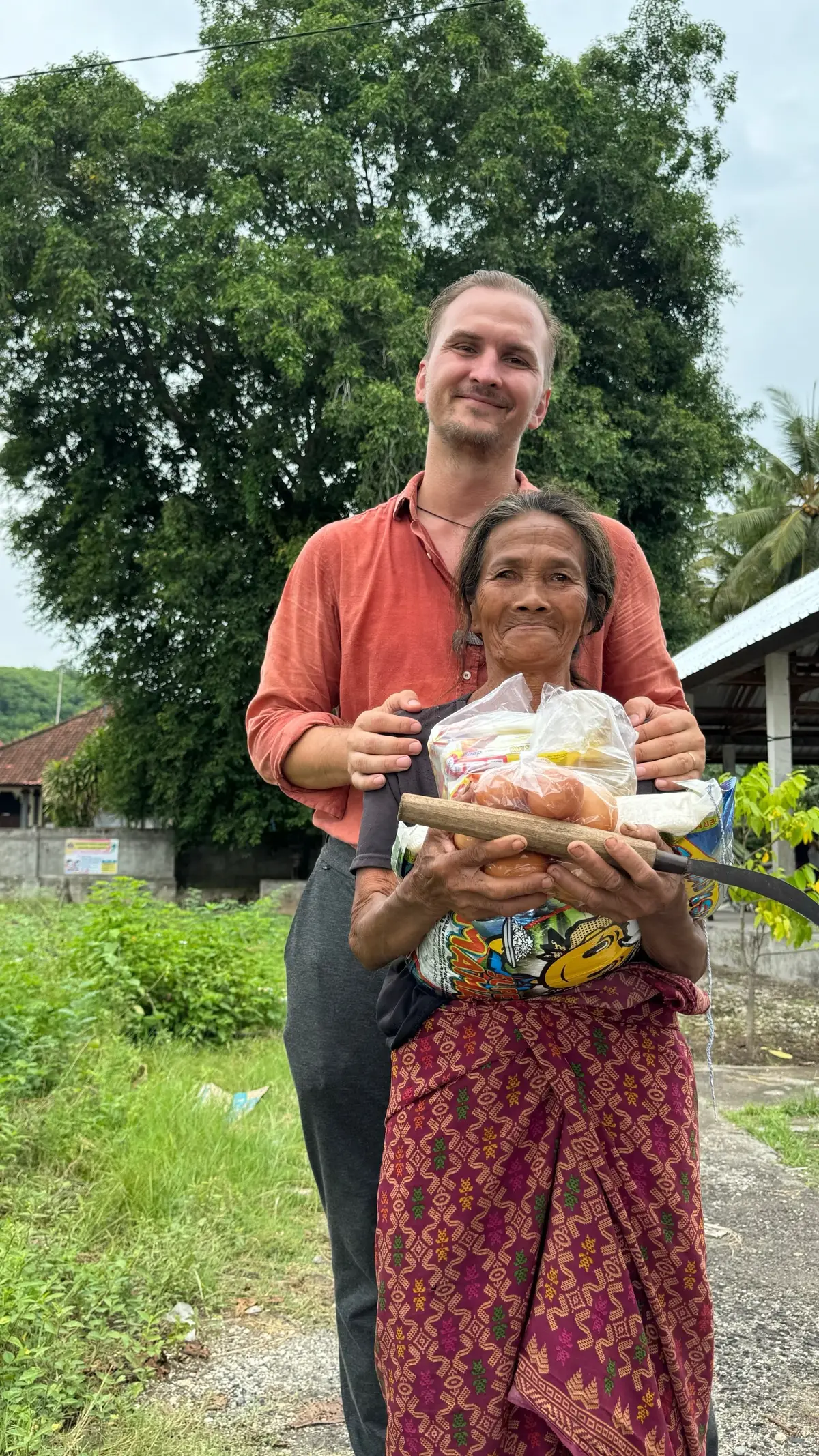 Saya menghabiskan lebih dari Rp 100 juta untuk makanan dan kebutuhan sehari-hari untuk kegiatan amal di Indonesia. Dan ini belum selesai! Ayo berbuat baik bersama 🤗 Berbuat baik, posting video di media sosial dan beri hashtag saya #berbuatbaik_dengan_mrterimakasih 